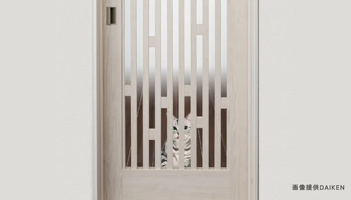 ねこの外へのとびだしを防ぐ、DAIKEN「ねこゲート」格子デザインで反対側にねこの存在を確認できます