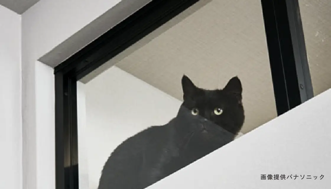 空間をゆるやかにつなげる、パナソニック「室内窓」部屋と部屋、部屋と廊下などを仕切っている壁に設置可能です